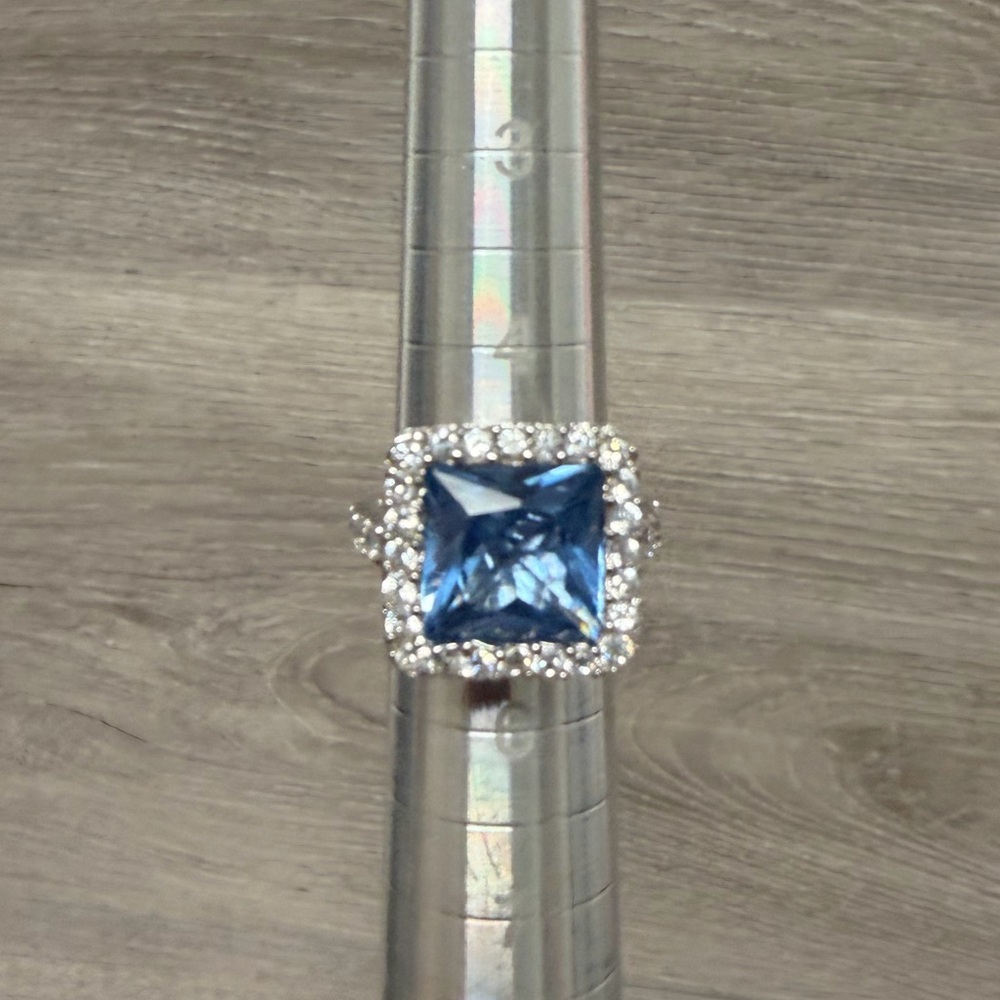 Elegant Blue and Sterling Silver Women's Ring .925
